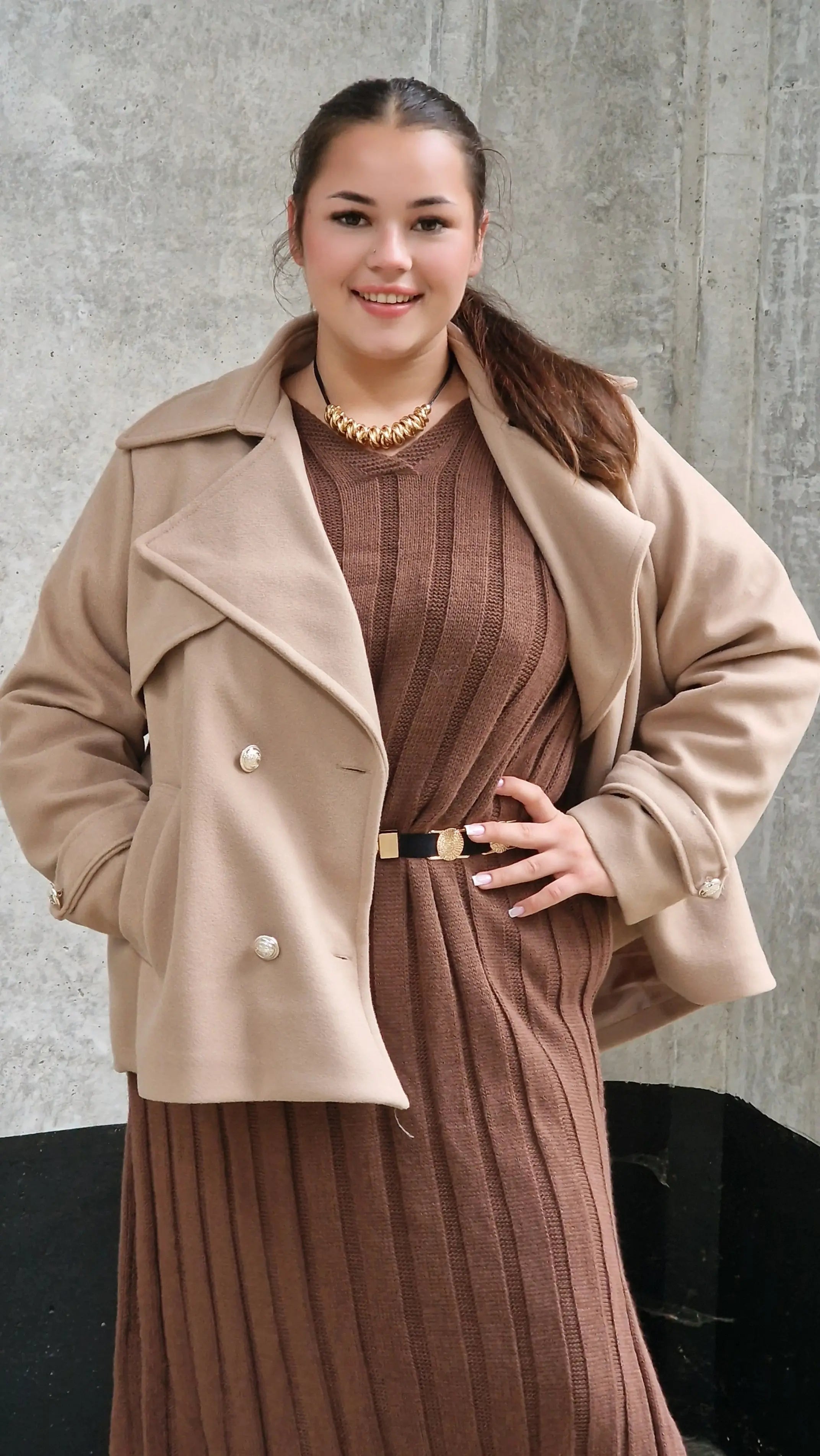 Płaszcz dwurzędowy plus size – elegancja i ponadczasowy styl dla każdej kobiety Stylowa XL