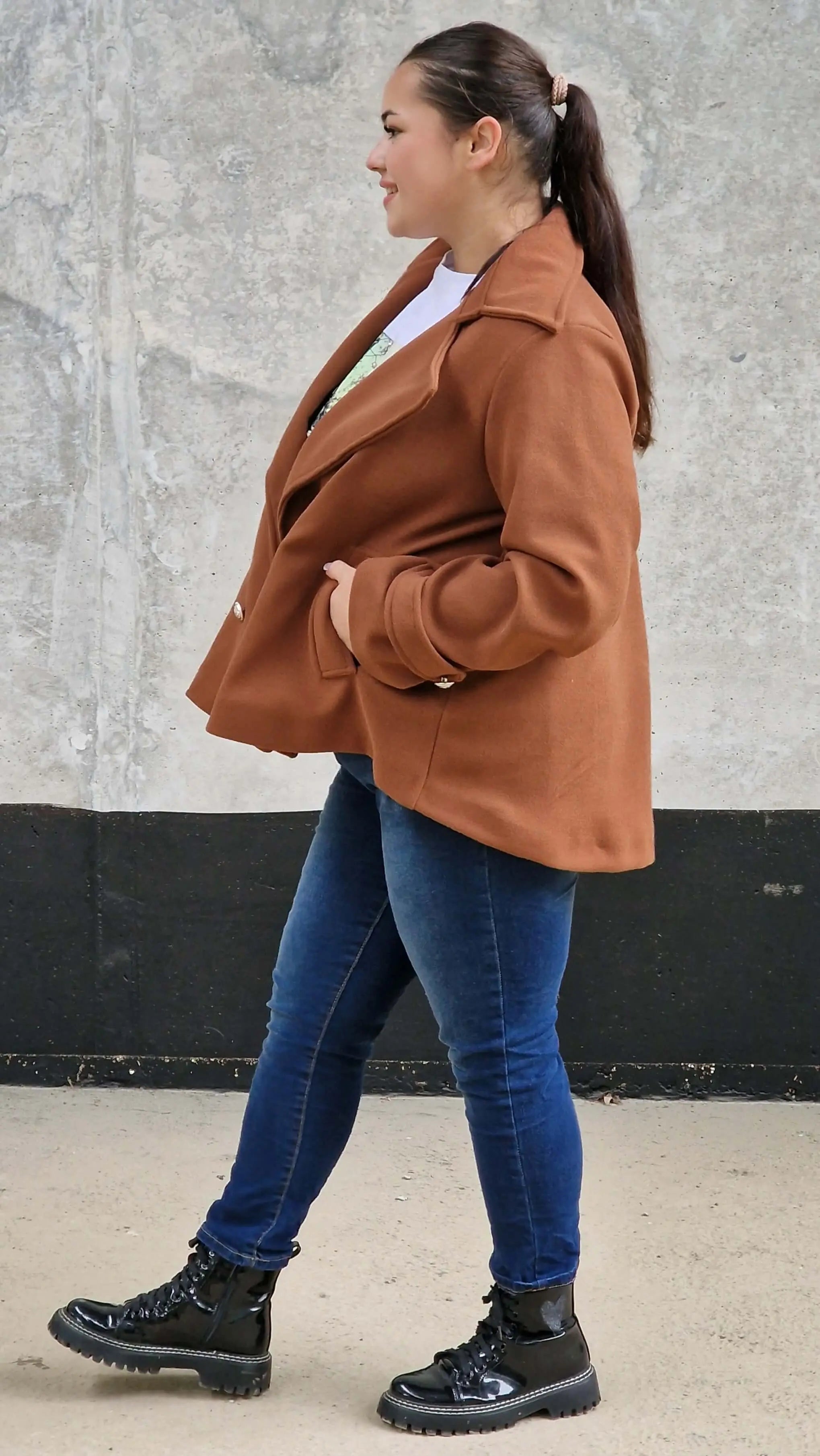 Płaszcz dwurzędowy plus size – elegancja i ponadczasowy styl dla każdej kobiety Stylowa XL