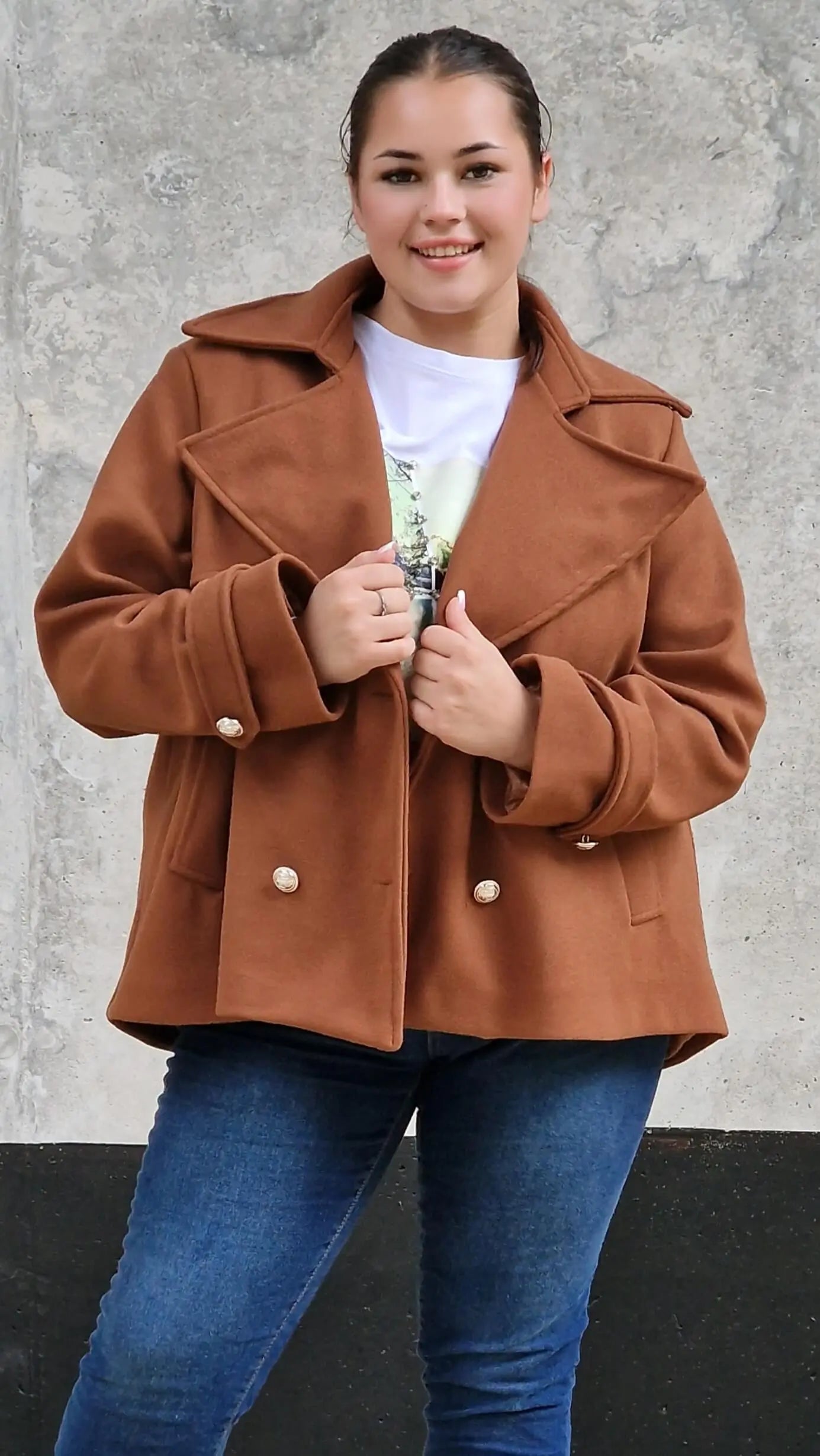 Płaszcz dwurzędowy plus size – elegancja i ponadczasowy styl dla każdej kobiety Stylowa XL