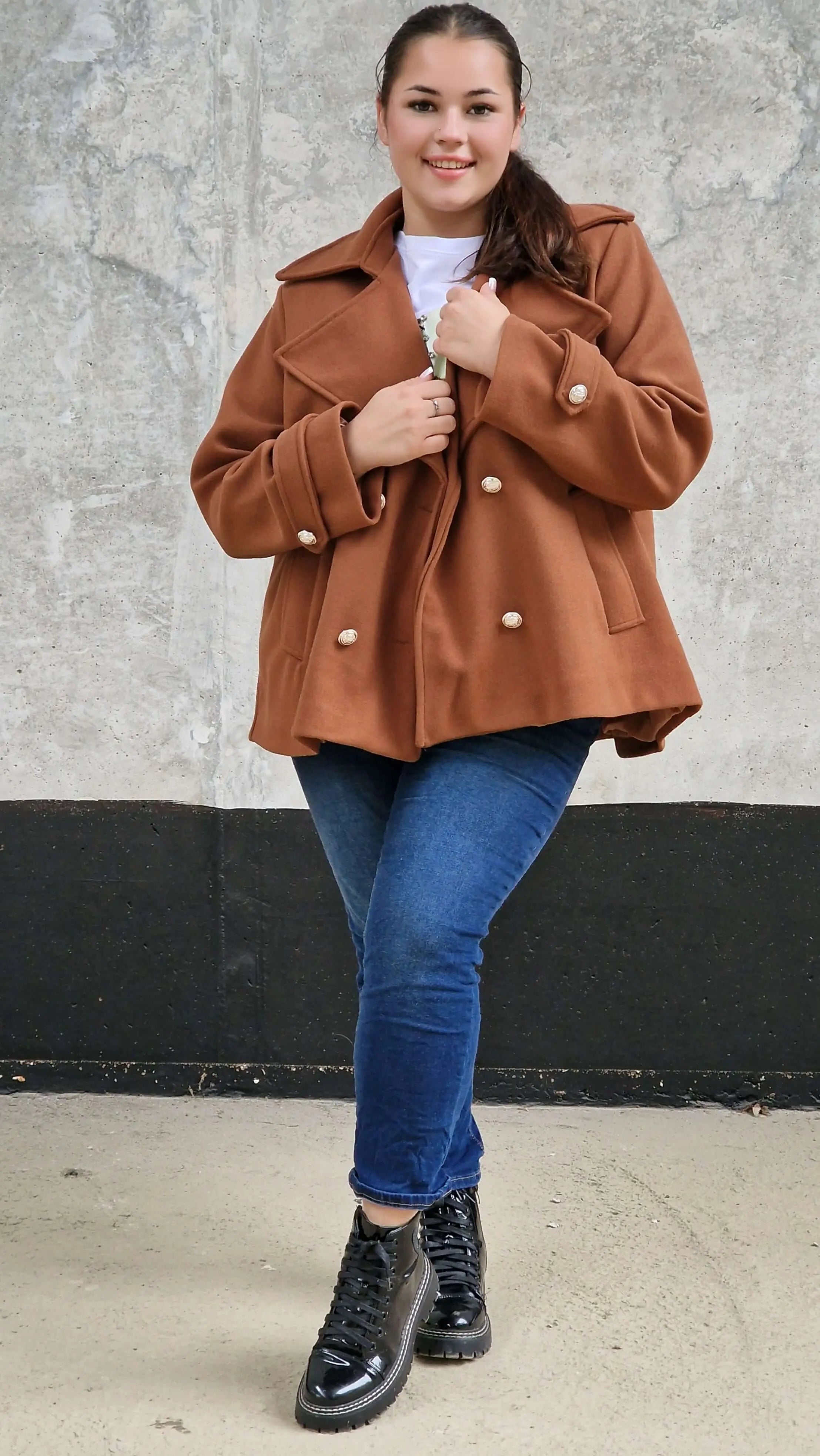 Płaszcz dwurzędowy plus size – elegancja i ponadczasowy styl dla każdej kobiety Stylowa XL