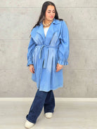 Płaszcz plus size – denimowy płaszcz oversize z paskiem i modną aplikacją Stylowa XL