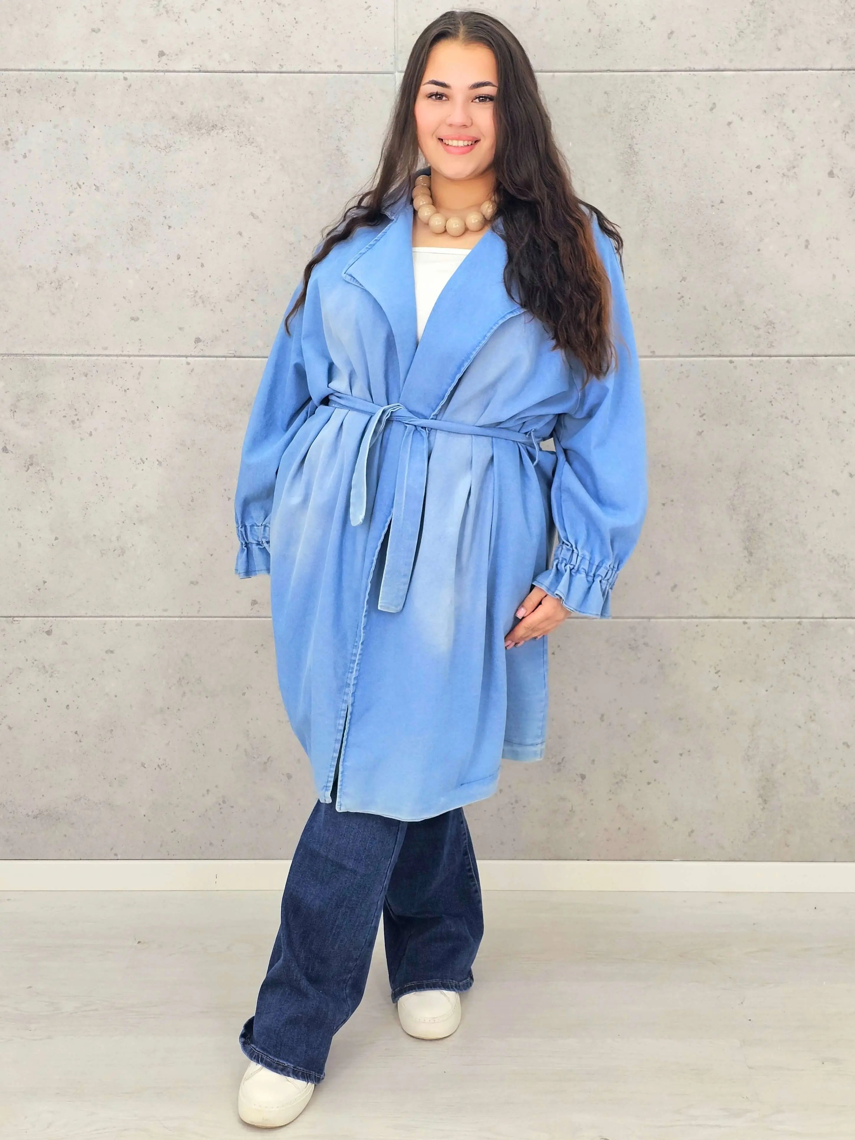 Płaszcz plus size – denimowy płaszcz oversize z paskiem i modną aplikacją Stylowa XL