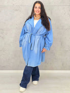 Płaszcz plus size – denimowy płaszcz oversize z paskiem i modną aplikacją Stylowa XL