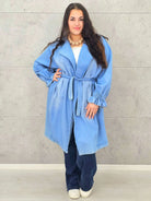 Płaszcz plus size – denimowy płaszcz oversize z paskiem i modną aplikacją Stylowa XL
