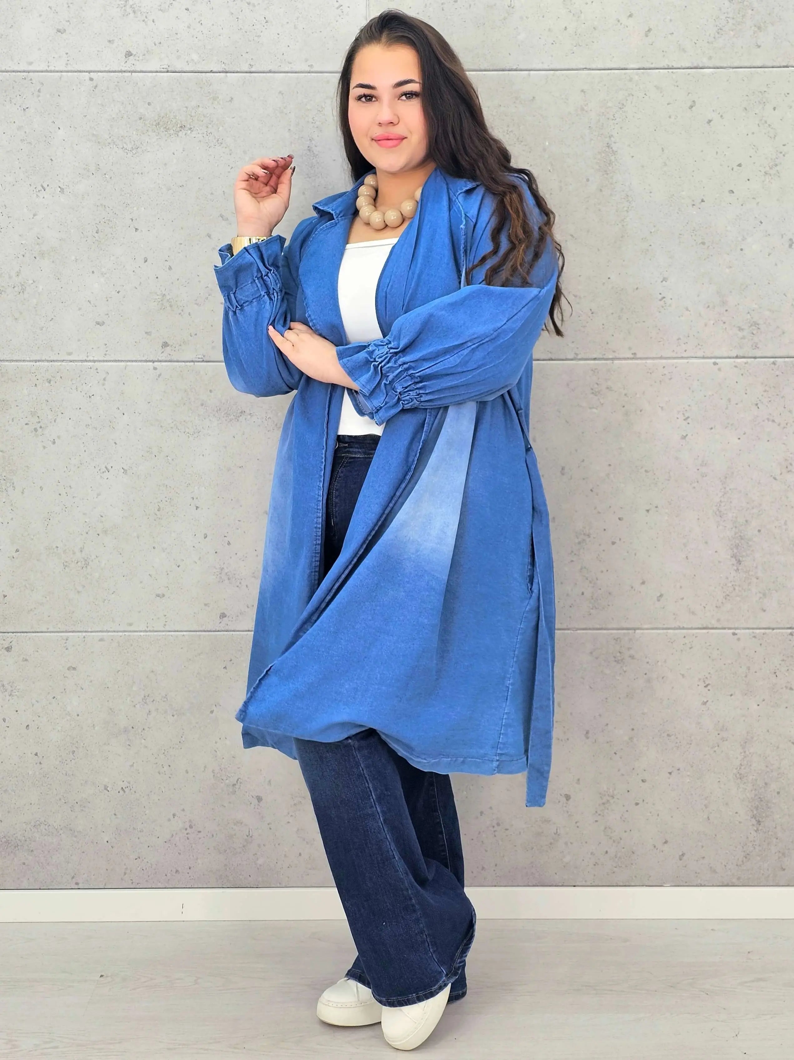Płaszcz plus size – denimowy płaszcz oversize z paskiem i modną aplikacją Stylowa XL