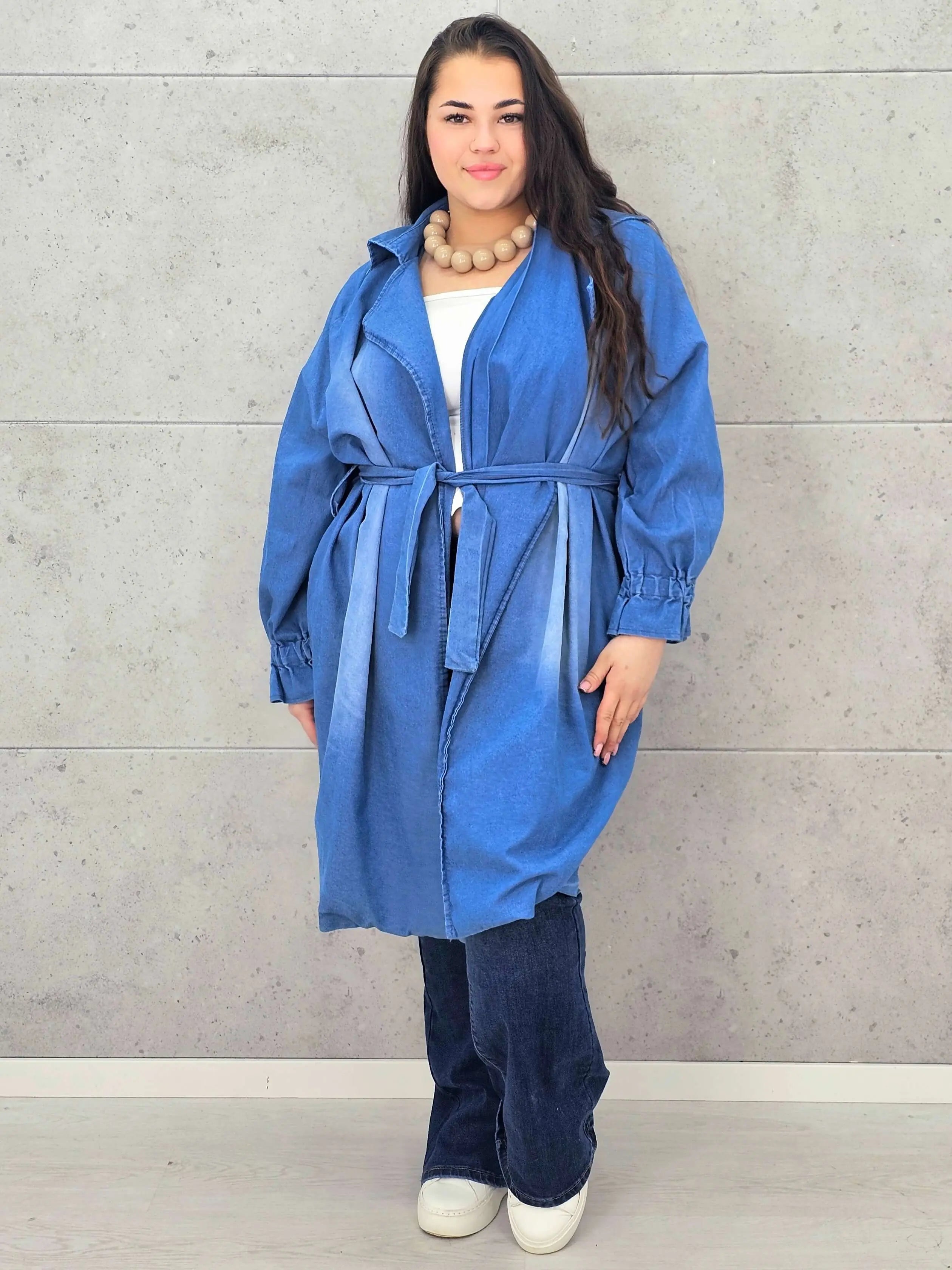 Płaszcz plus size – denimowy płaszcz oversize z paskiem i modną aplikacją Stylowa XL