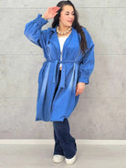 Płaszcz plus size – denimowy płaszcz oversize z paskiem i modną aplikacją Stylowa XL