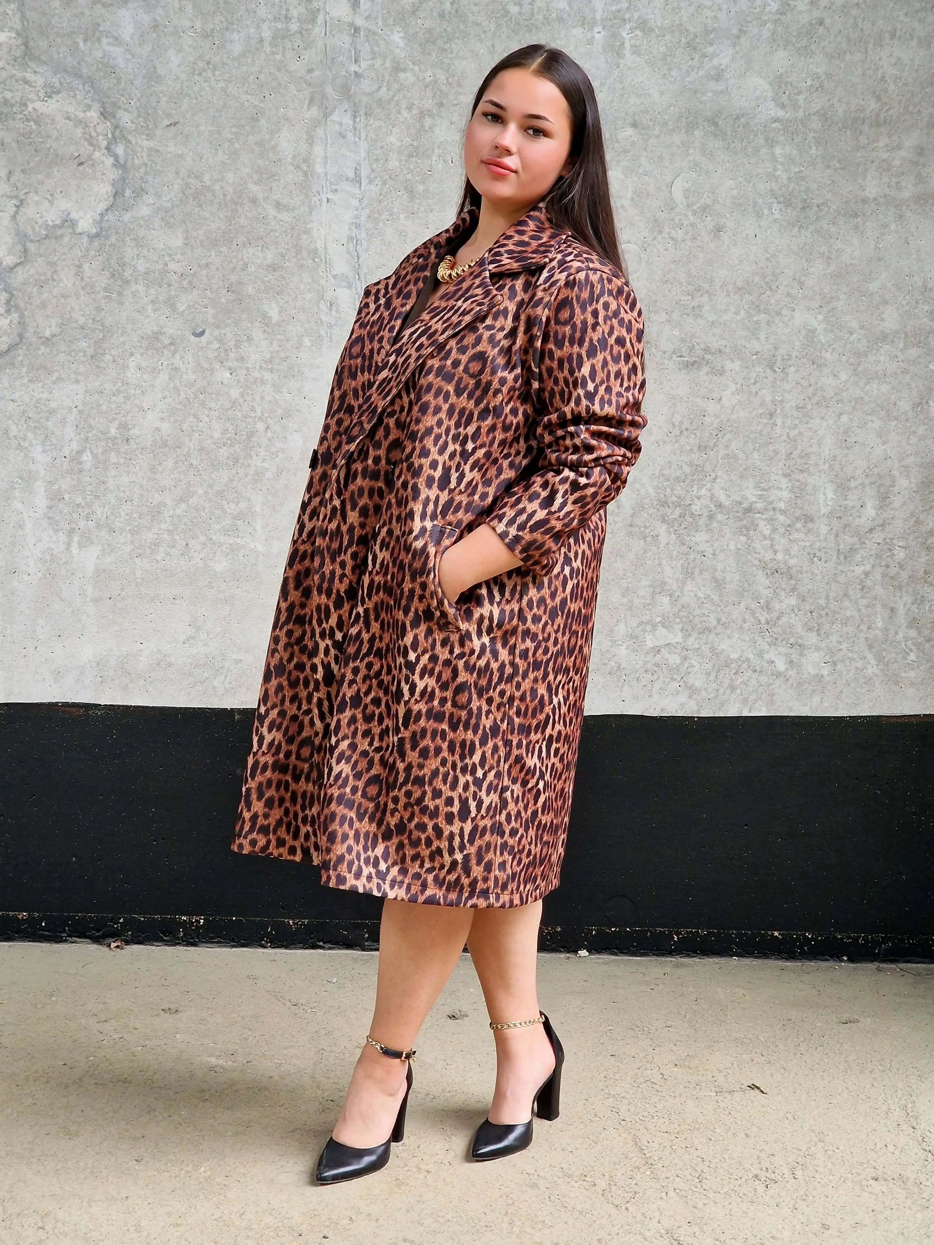 Płaszcz plus size – elegancki płaszcz damski w panterkę. Stylowa XL