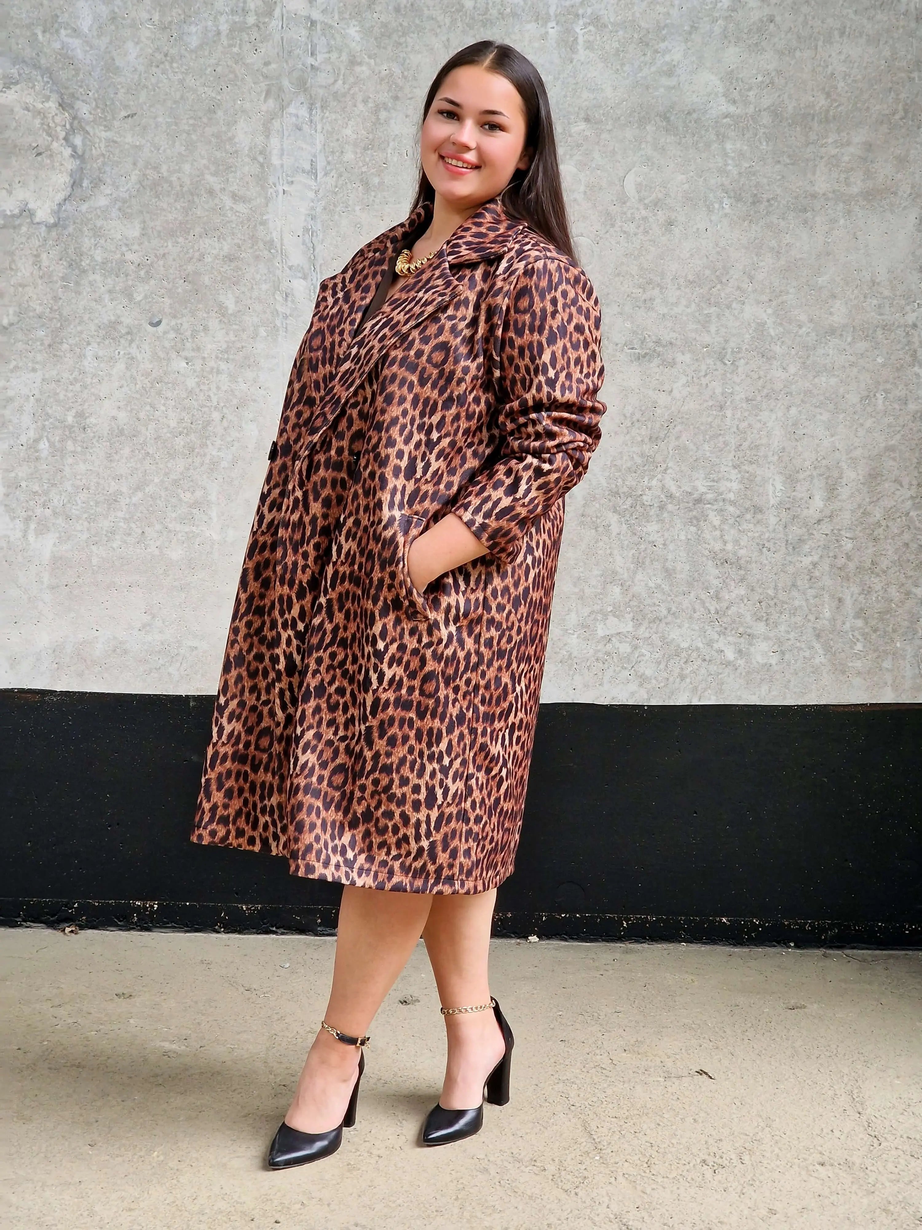 Płaszcz plus size – elegancki płaszcz damski w panterkę. Stylowa XL
