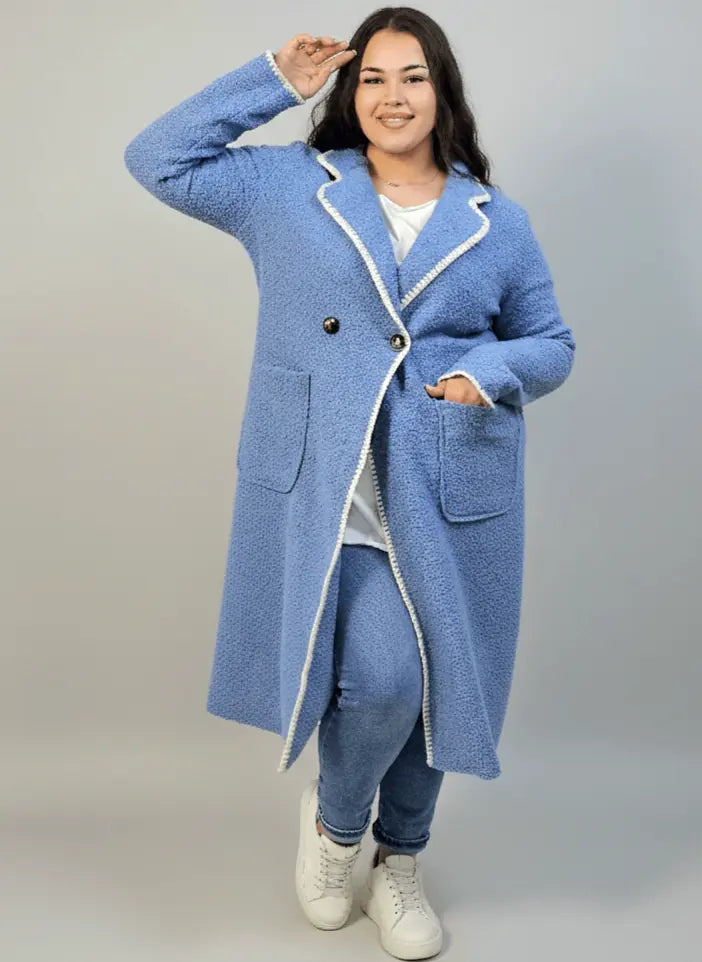 Płaszcz plus size boucle niebieski – elegancki z kontrastowym wykończeniem Stylowa XL