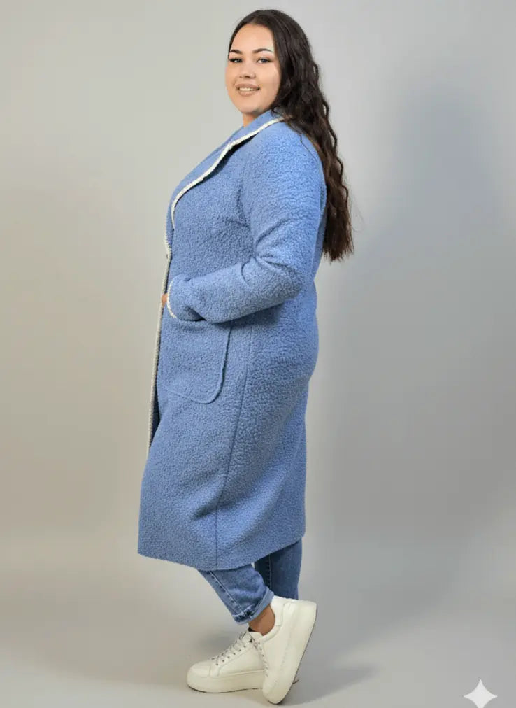 Płaszcz plus size boucle niebieski – elegancki z kontrastowym wykończeniem Stylowa XL