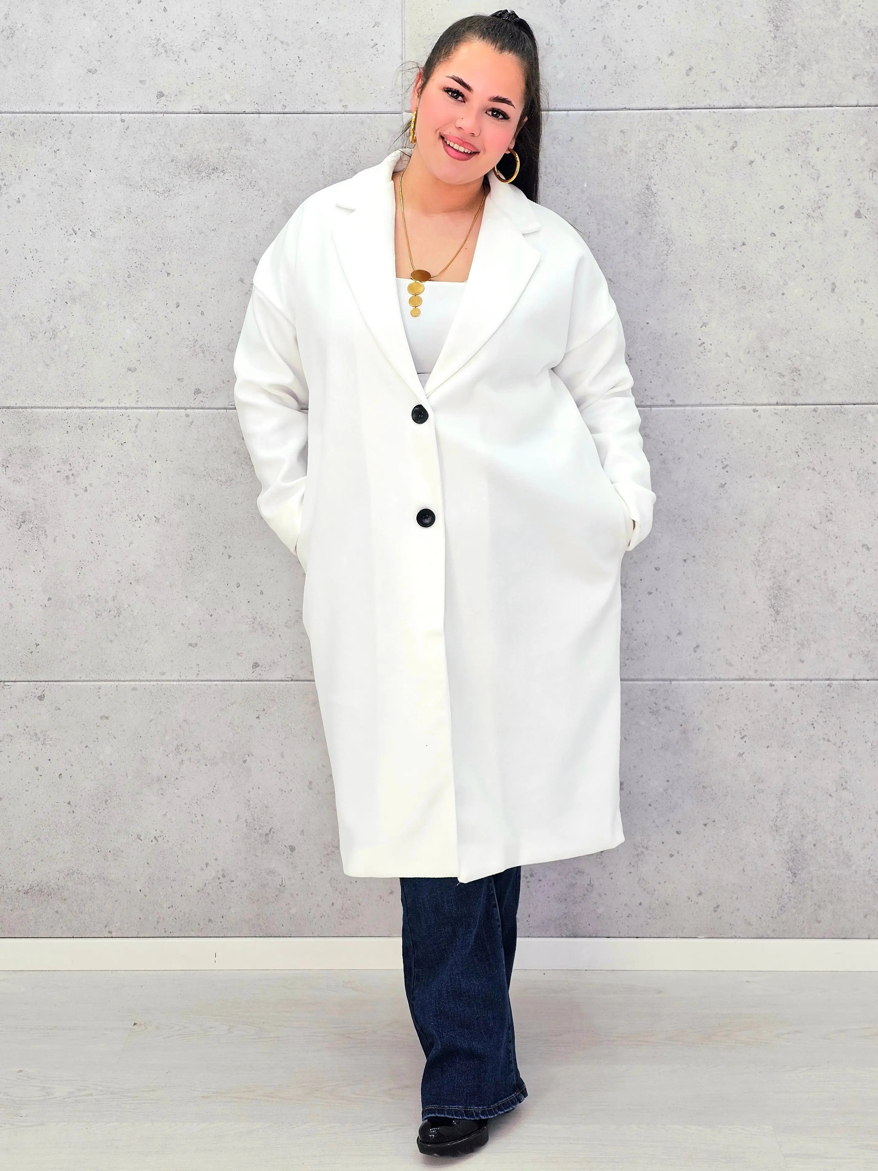 Płaszcz plus size o klasycznym kroju – elegancki model XXL dla kobiet Stylowa XL