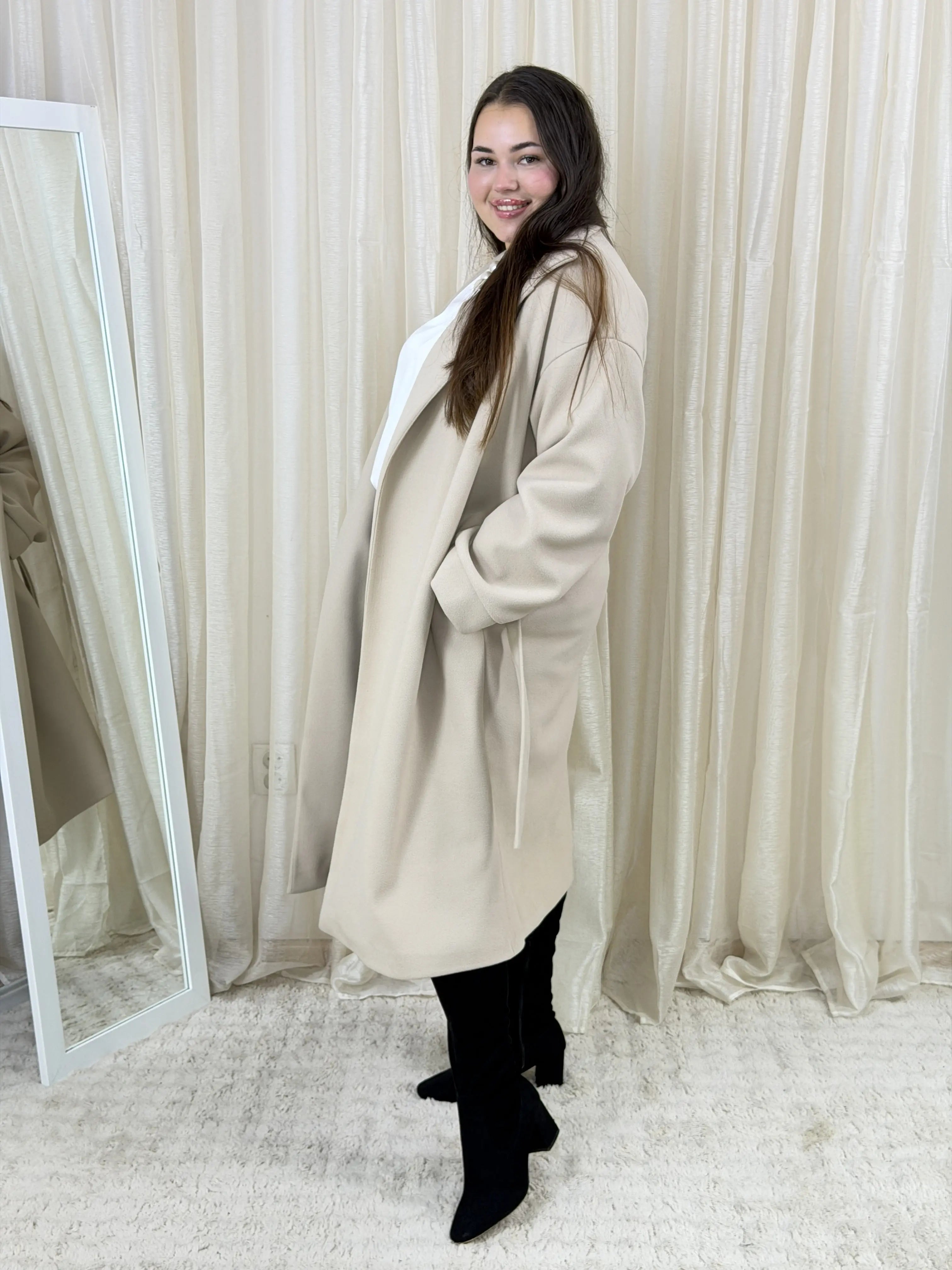 Płaszcz plus size o luksusowym kroju oversize z elegancką broszką i paskiem Stylowa XL