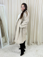 Płaszcz plus size o luksusowym kroju oversize z elegancką broszką i paskiem Stylowa XL