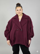 Płaszcz plus size oversize dwurzędowy z szerokim kołnierzem – modny krótki fason XXL Stylowa XL