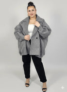 Płaszcz plus size oversize dwurzędowy z szerokim kołnierzem – modny krótki fason XXL Stylowa XL