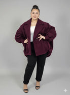 Płaszcz plus size oversize dwurzędowy z szerokim kołnierzem – modny krótki fason XXL Stylowa XL
