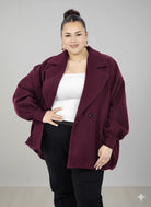 Płaszcz plus size oversize dwurzędowy z szerokim kołnierzem – modny krótki fason XXL Stylowa XL