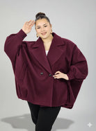 Płaszcz plus size oversize dwurzędowy z szerokim kołnierzem – modny krótki fason XXL Stylowa XL
