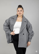 Płaszcz plus size oversize dwurzędowy z szerokim kołnierzem – modny krótki fason XXL Stylowa XL