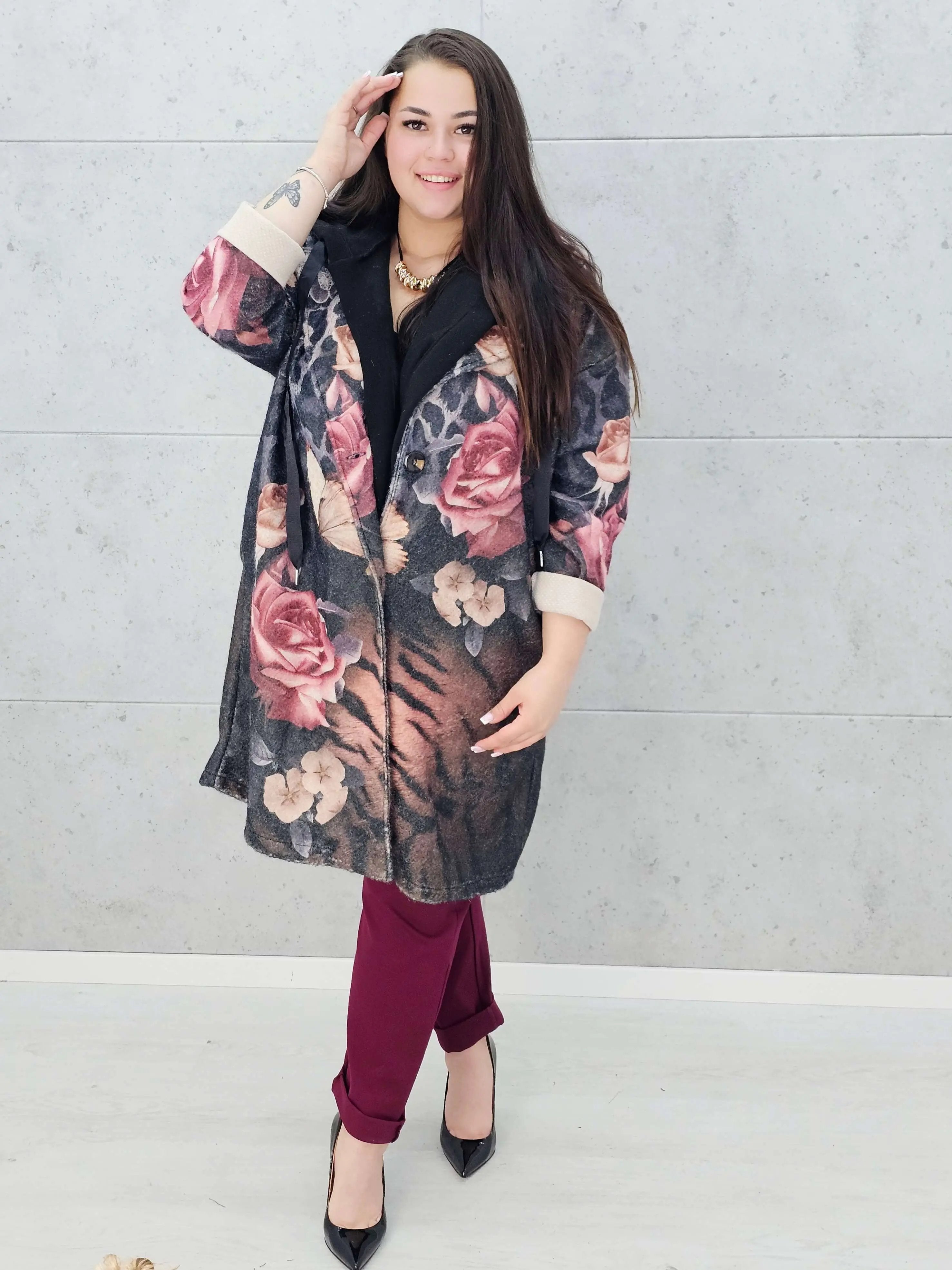 Płaszcz plus size w kwiatowy wzór – styl i elegancja dla kobiet Stylowa XL