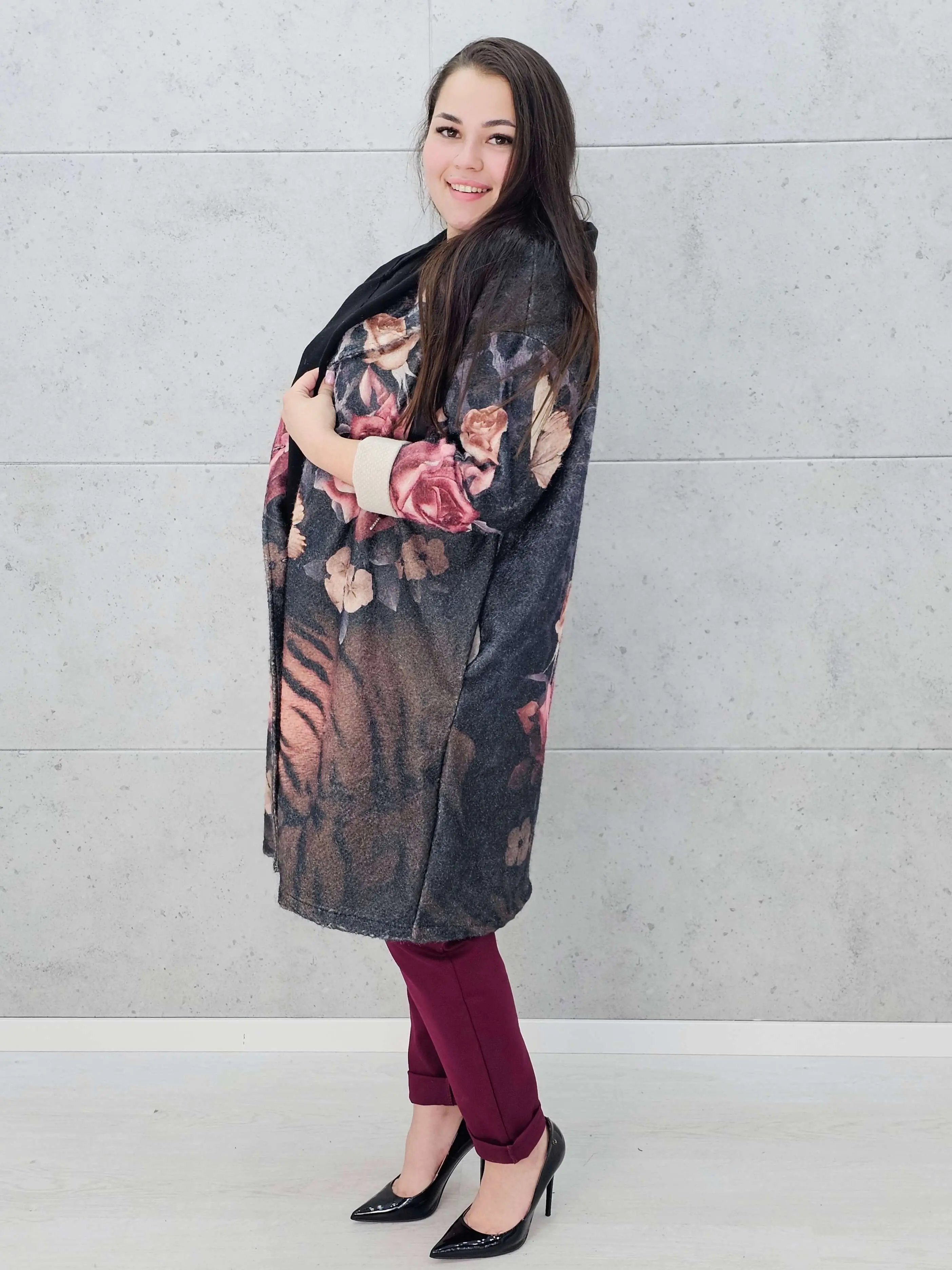 Płaszcz plus size w kwiatowy wzór – styl i elegancja dla kobiet Stylowa XL