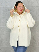 Płaszcz plus size z kapturem – ciepło, styl i kobiecość w jednym! Stylowa XL