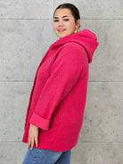 Płaszcz plus size z kapturem – ciepło, styl i kobiecość w jednym! Stylowa XL