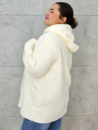 Płaszcz plus size z kapturem – ciepło, styl i kobiecość w jednym! Stylowa XL