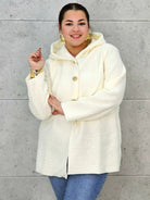 Płaszcz plus size z kapturem – ciepło, styl i kobiecość w jednym! Stylowa XL