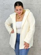 Płaszcz plus size z kapturem – ciepło, styl i kobiecość w jednym! Stylowa XL