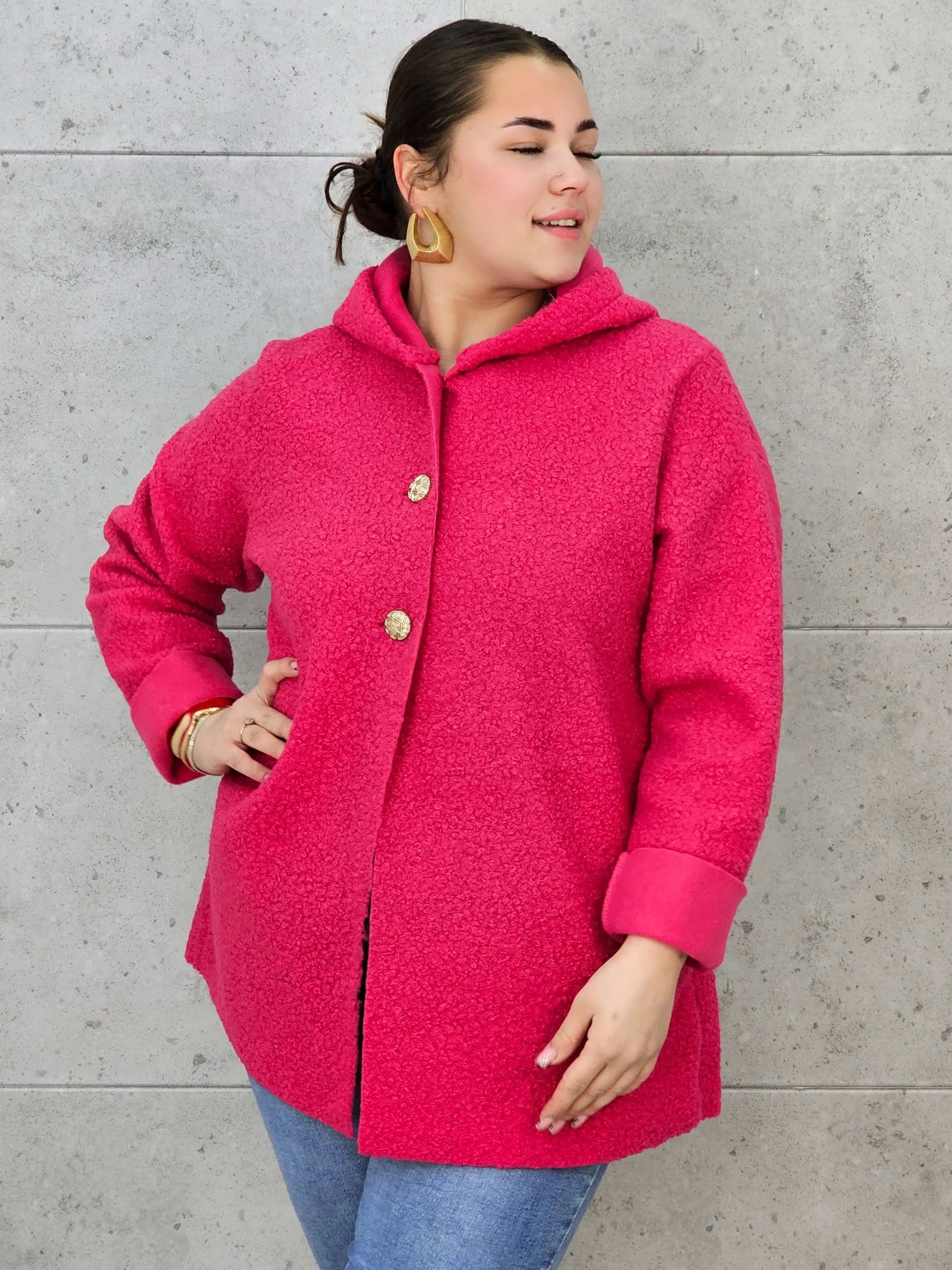 Płaszcz plus size z kapturem – ciepło, styl i kobiecość w jednym! Stylowa XL