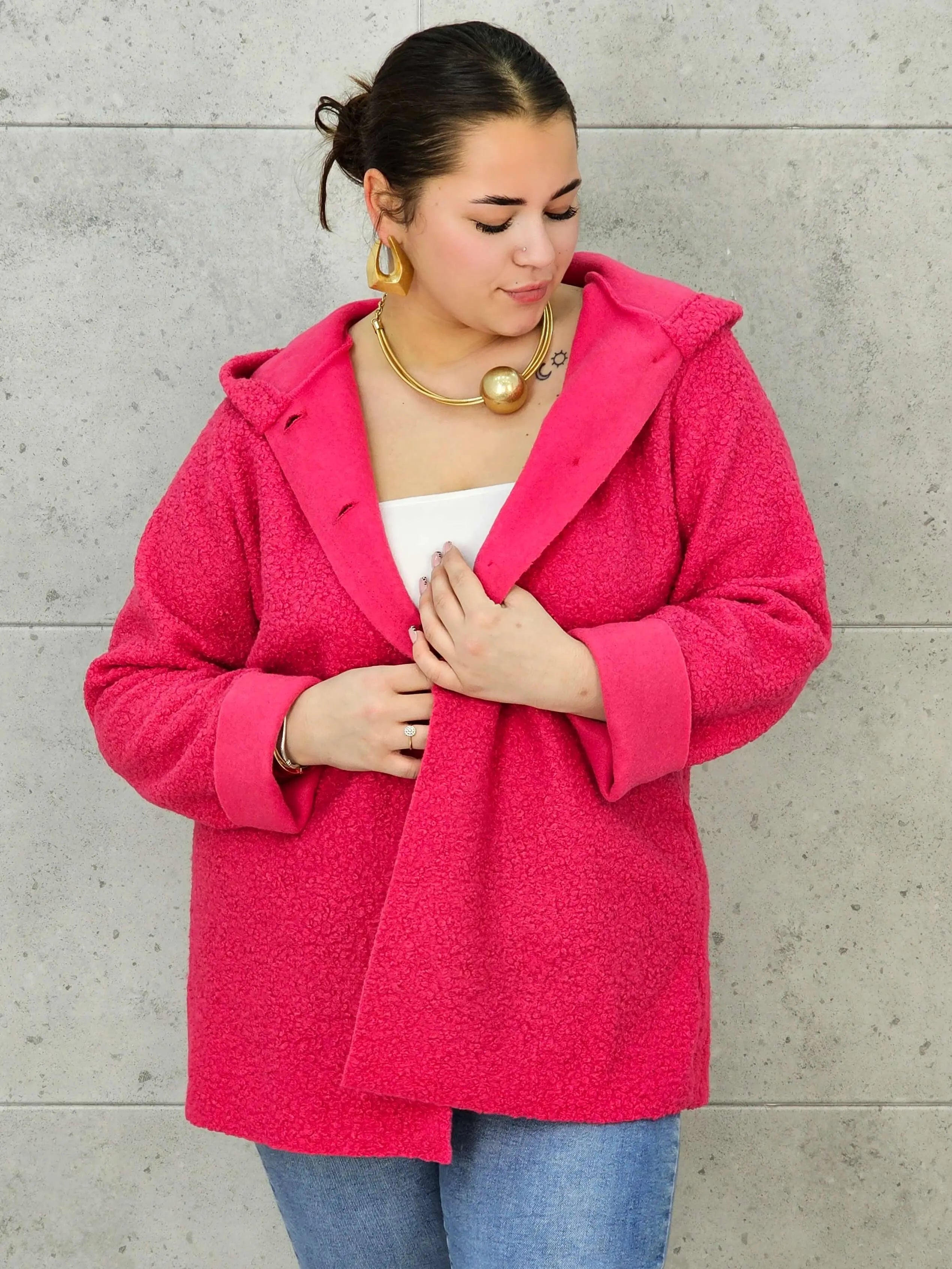 Płaszcz plus size z kapturem – ciepło, styl i kobiecość w jednym! Stylowa XL