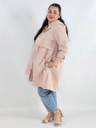 Płaszcz plus size z kapturem – lekkość, która otula sylwetkę Stylowa XL