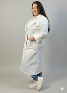 Płaszcz plus size z kieszeniami i regulacją w talii Stylowa XL