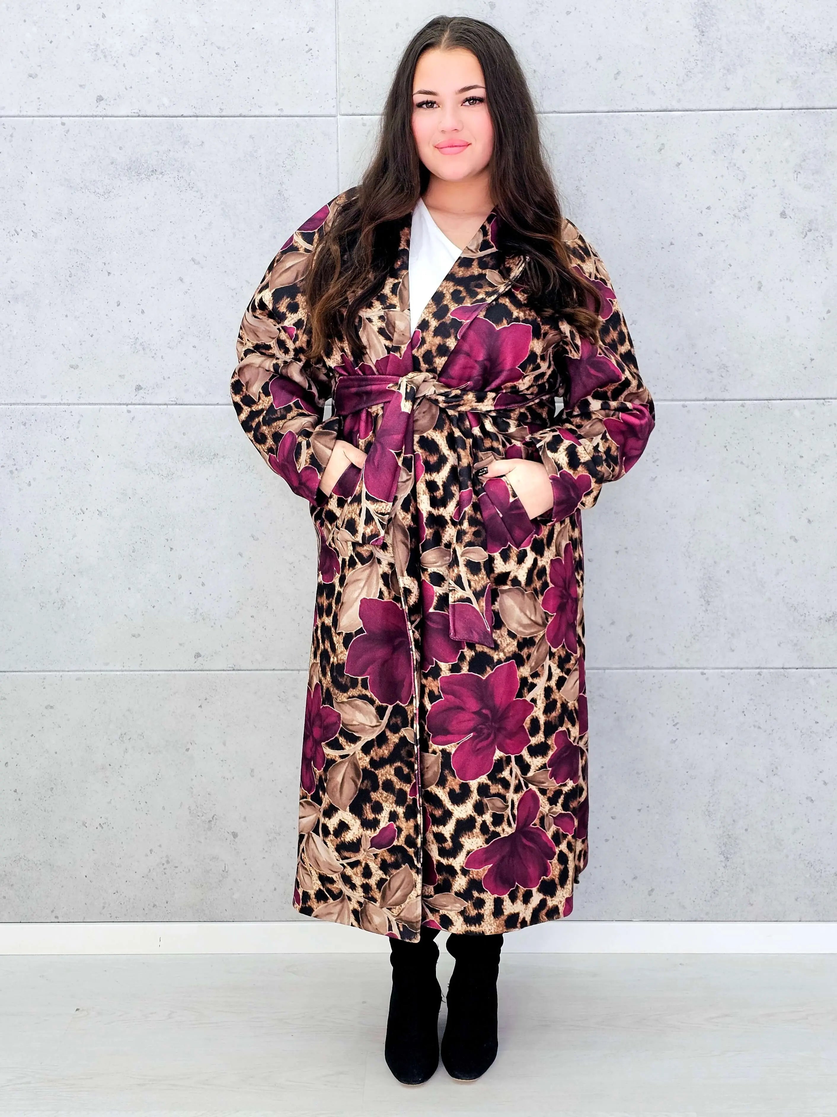Płaszcz plus size z motywem panterki i kwiatów – odważny styl i kobieca elegancja Stylowa XL
