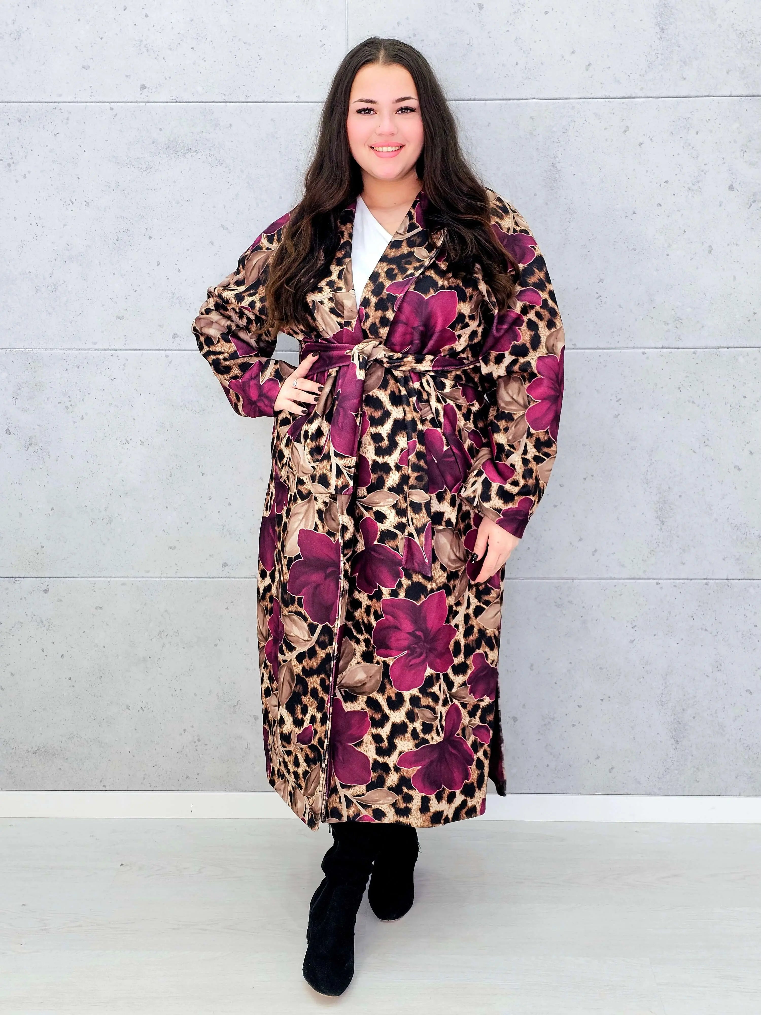 Płaszcz plus size z motywem panterki i kwiatów – odważny styl i kobieca elegancja Stylowa XL