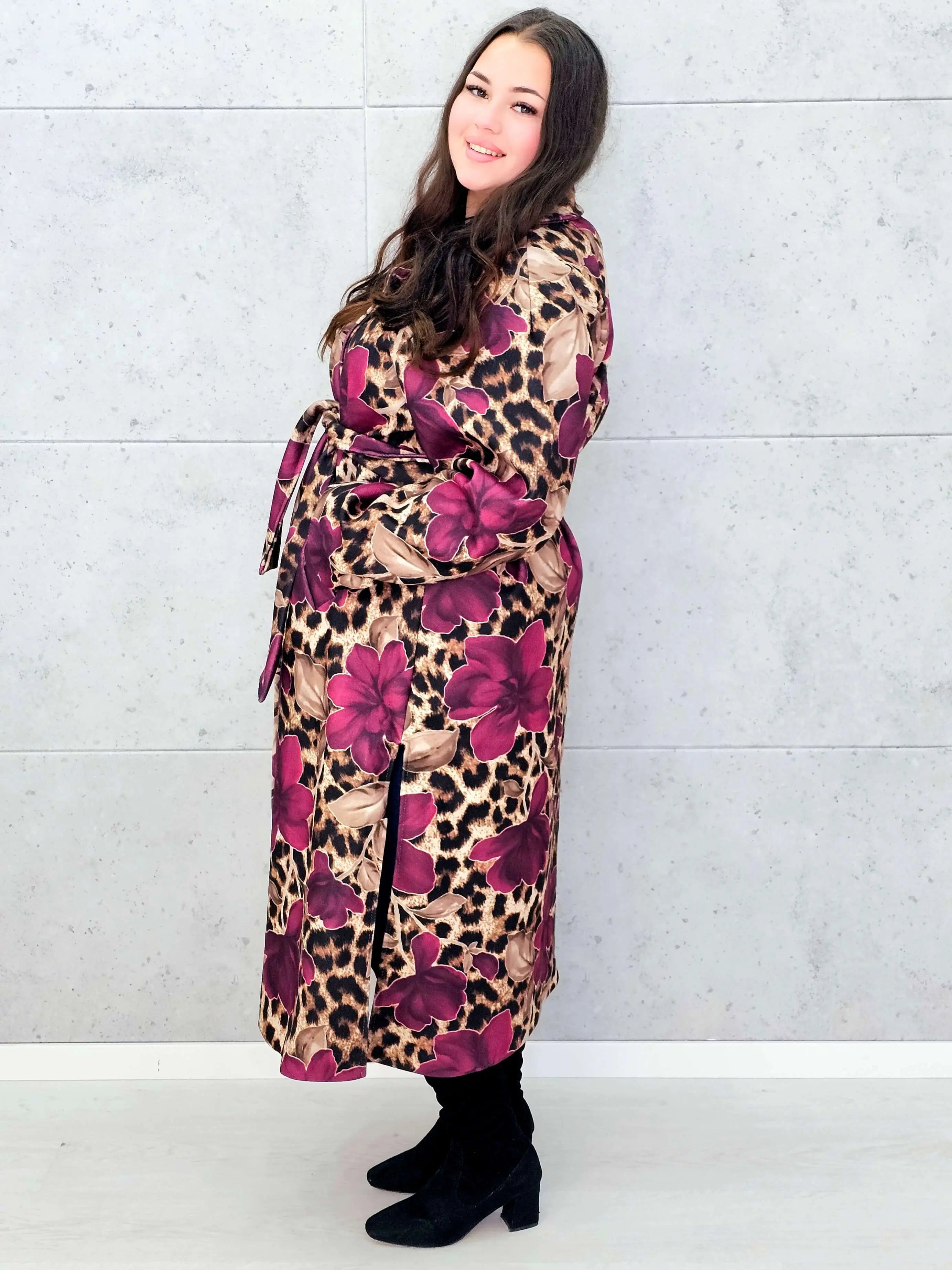 Płaszcz plus size z motywem panterki i kwiatów – odważny styl i kobieca elegancja Stylowa XL