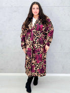 Płaszcz plus size z motywem panterki i kwiatów – odważny styl i kobieca elegancja Stylowa XL