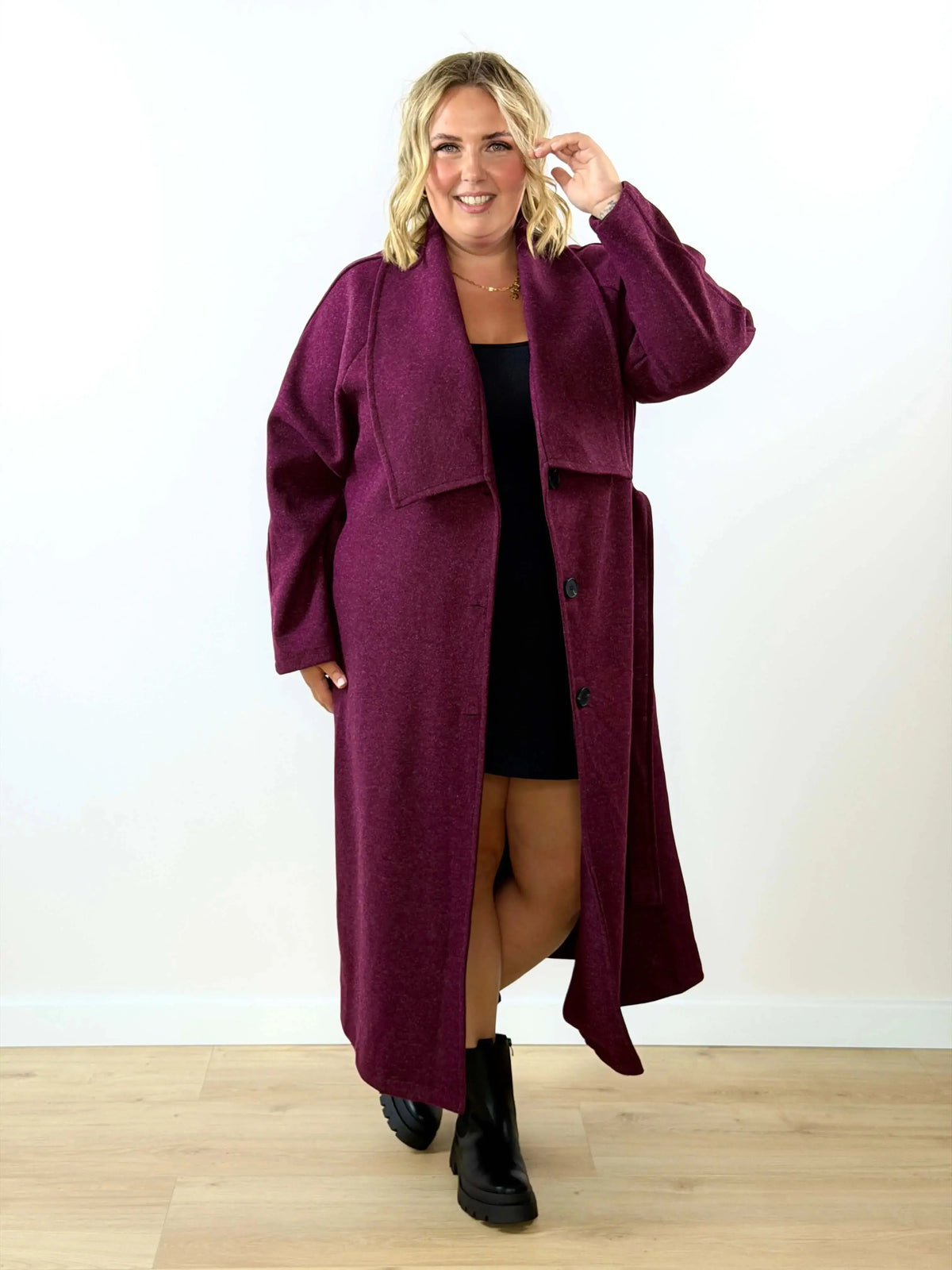 Płaszcz plus size z paskiem – elegancki fason z szerokim kołnierzem Stylowa XL
