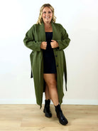 Płaszcz plus size z paskiem – elegancki fason z szerokim kołnierzem Stylowa XL