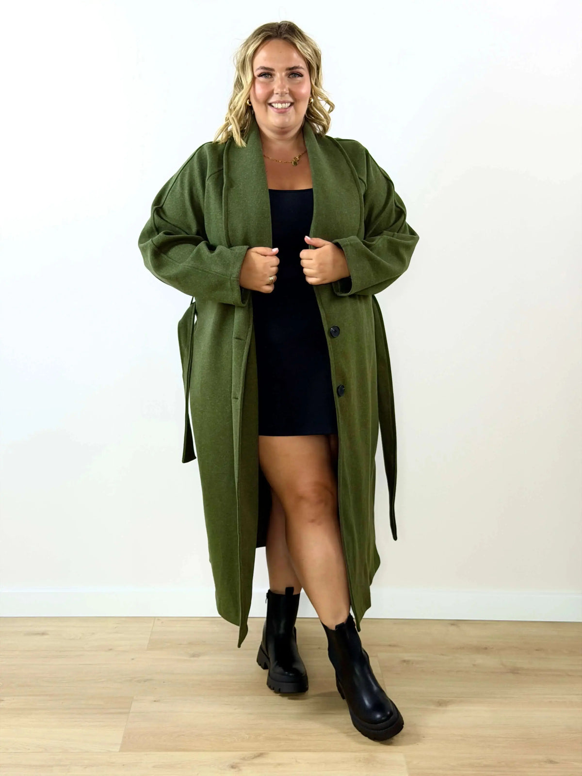 Płaszcz plus size z paskiem – elegancki fason z szerokim kołnierzem Stylowa XL