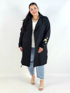Płaszcz plus size z paskiem – elegancki płaszcz XXL z haftem na rękawie Stylowa XL