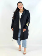 Płaszcz plus size z paskiem – elegancki płaszcz XXL z haftem na rękawie Stylowa XL