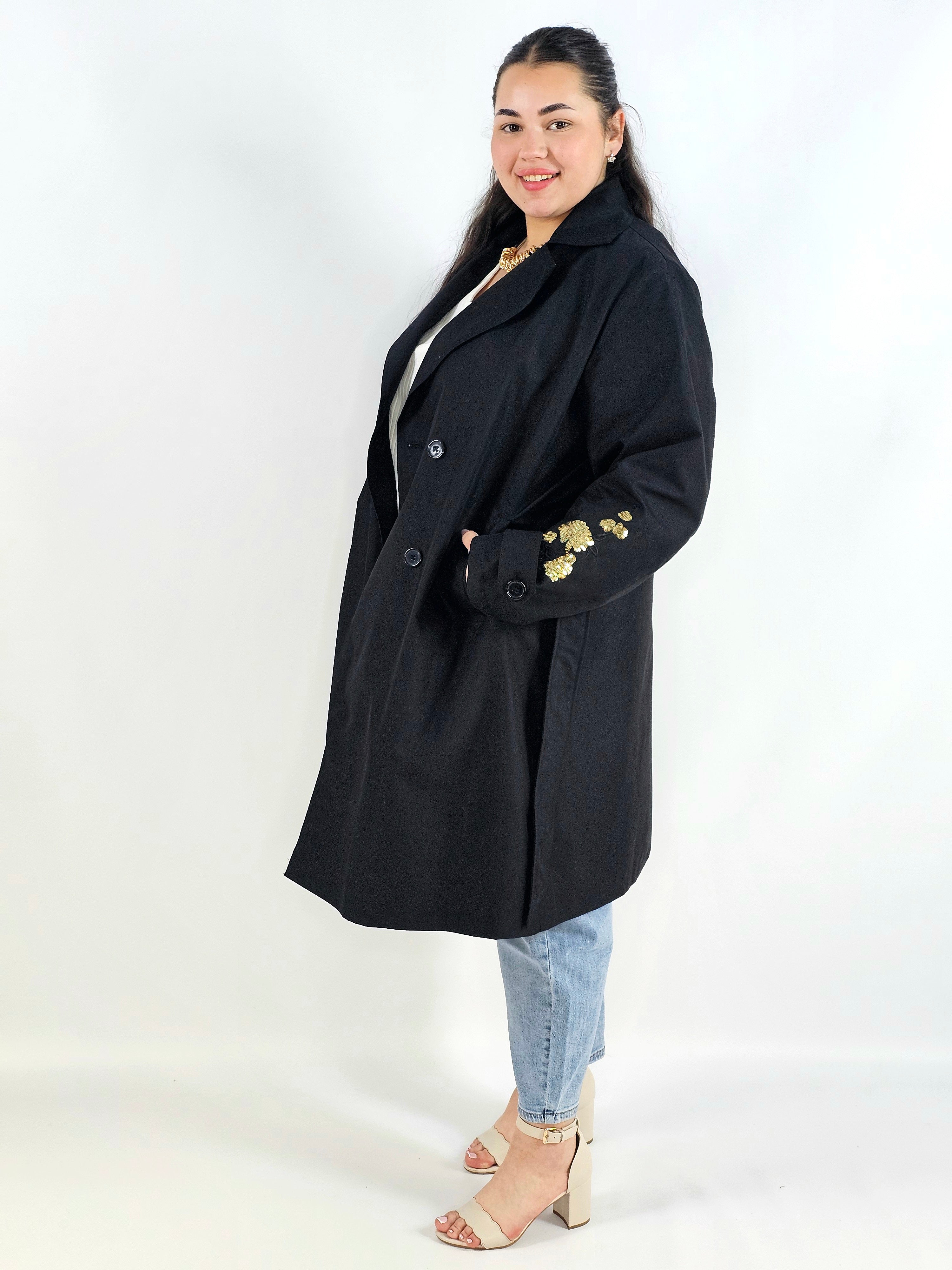 Płaszcz plus size z paskiem – elegancki płaszcz XXL z haftem na rękawie Stylowa XL