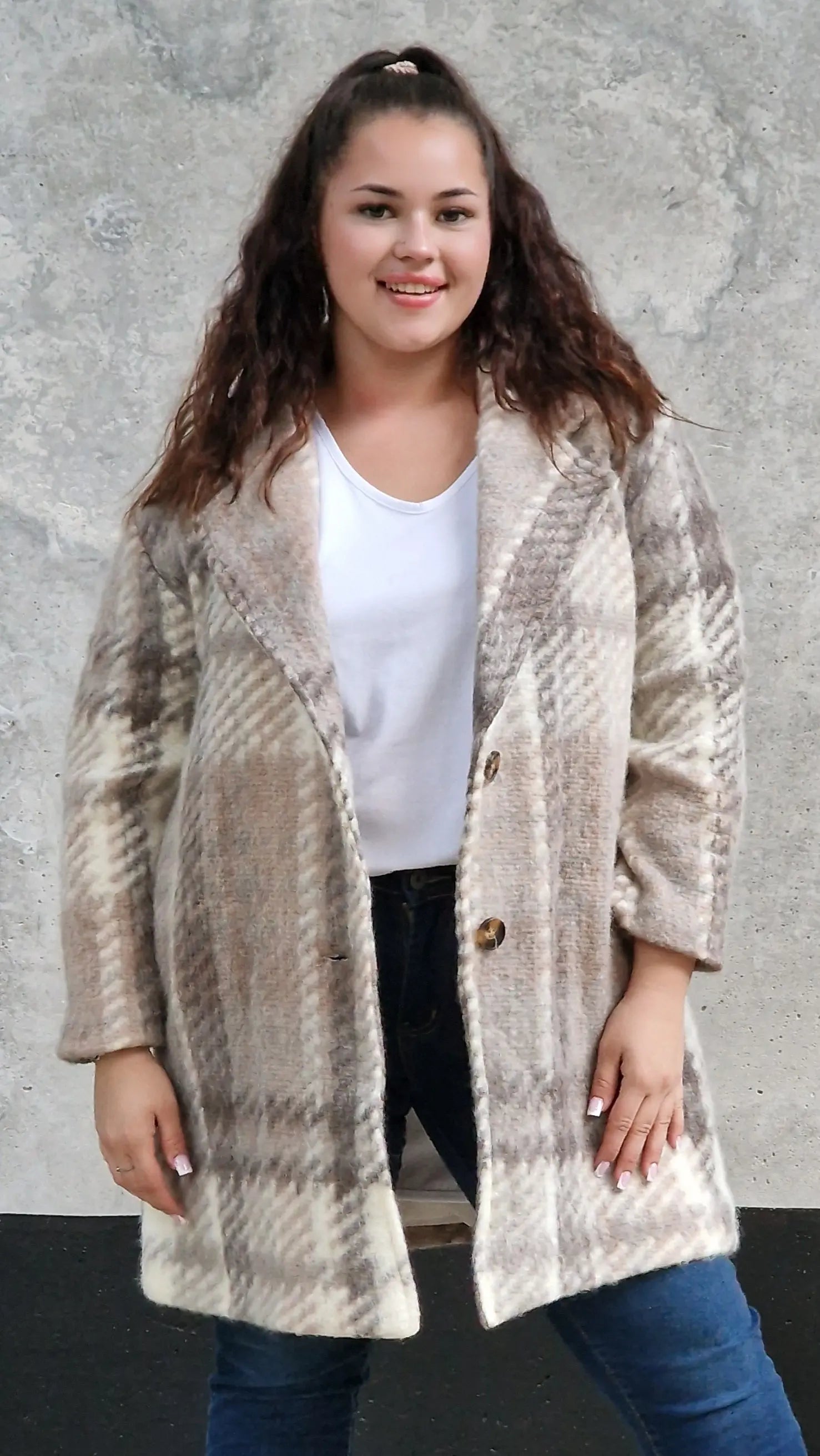 Płaszcz w kratę – modny i elegancki wybór dla każdej kobiety xxl | Stylowa XL - Stylowa XL