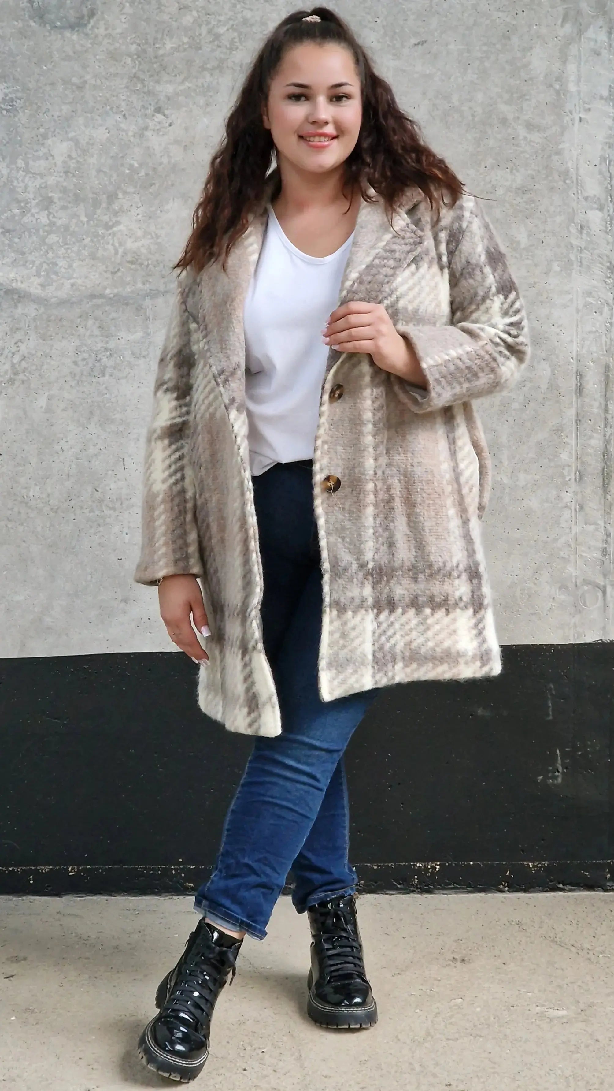 Płaszcz w kratę – modny i elegancki wybór dla każdej kobiety xxl | Stylowa XL - Stylowa XL