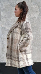 Płaszcz w kratę – modny i elegancki wybór dla każdej kobiety xxl | Stylowa XL - Stylowa XL