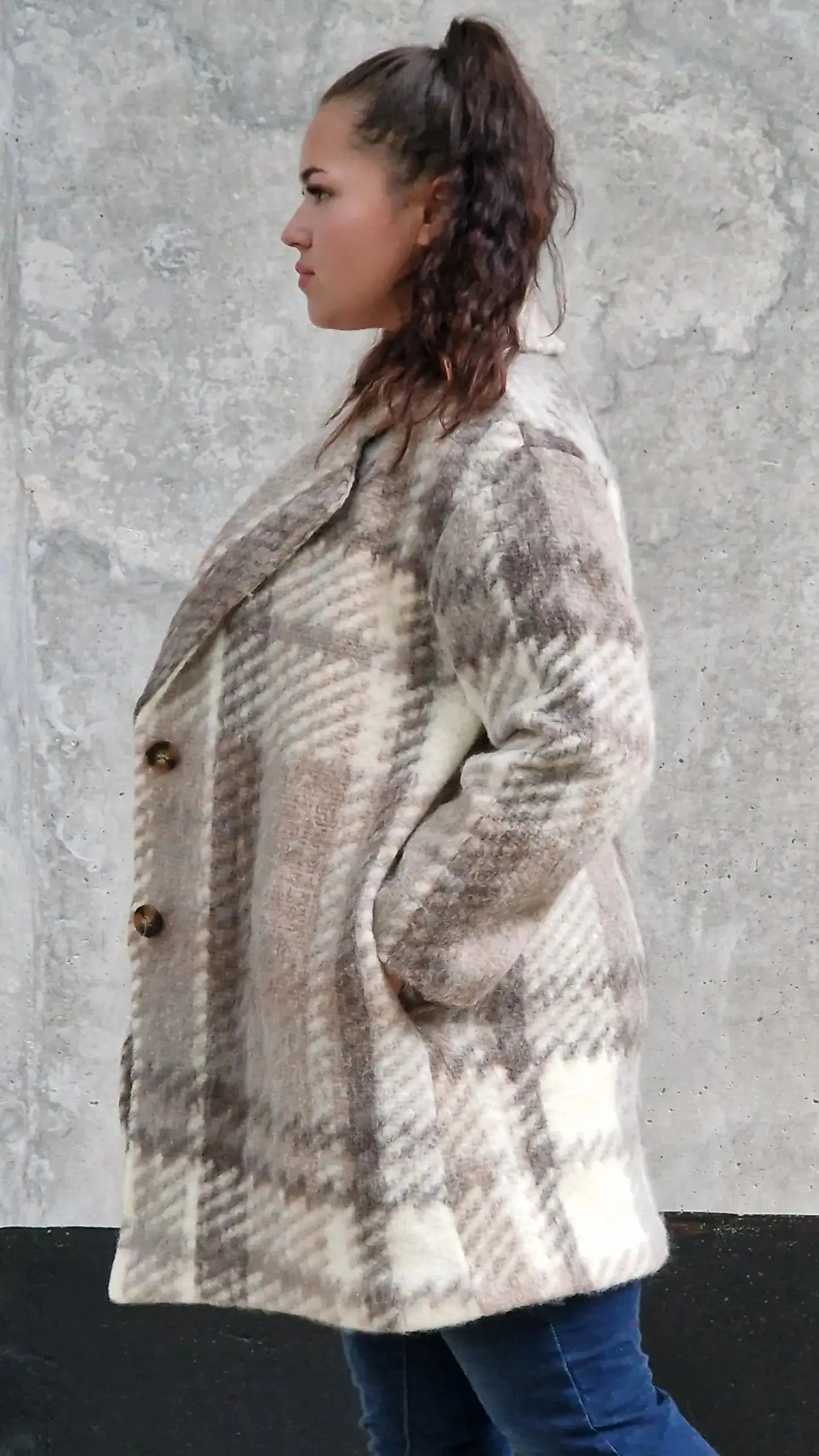 Płaszcz w kratę – modny i elegancki wybór dla każdej kobiety xxl | Stylowa XL - Stylowa XL