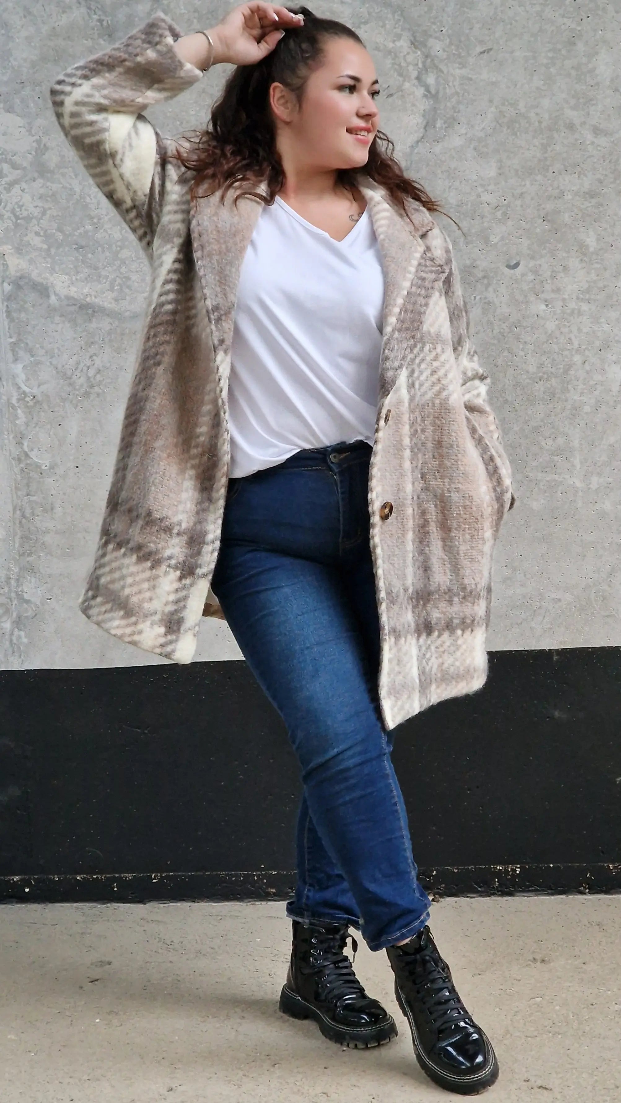 Płaszcz w kratę – modny i elegancki wybór dla każdej kobiety xxl | Stylowa XL - Stylowa XL